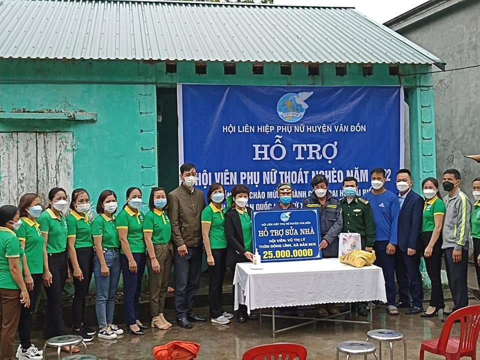 Hội LHPN huyện trao hỗ trợ 25 triệu đồng cho gia đình chị Vũ Thị Lý sửa chữa nhà ở.