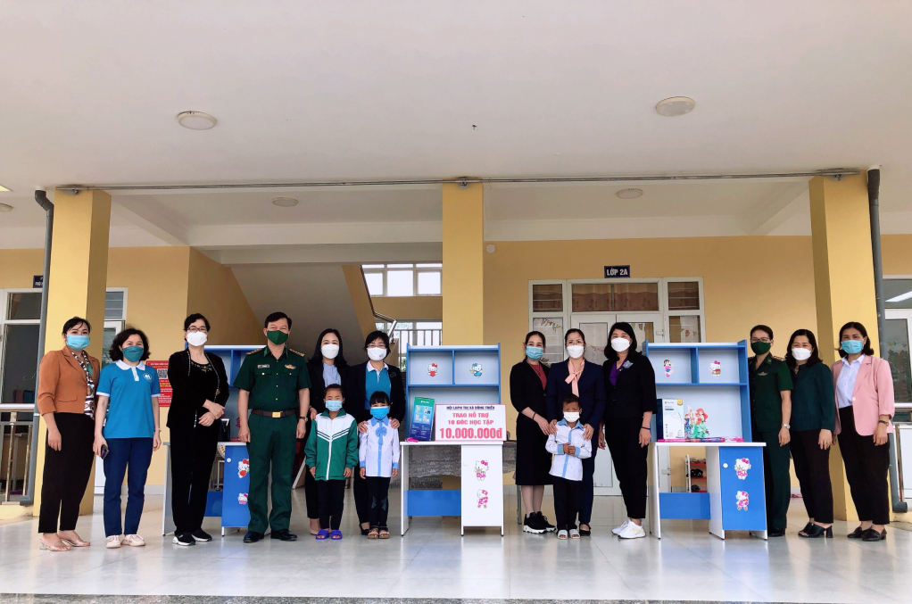 Hội LHPN tỉnh phối hợp với Bộ Chỉ huy BĐBP tỉnh trao hỗ trợ góc học tập cho học sinh nghèo xã Quảng Sơn (huyện Hải Hà), tháng 3/2022.