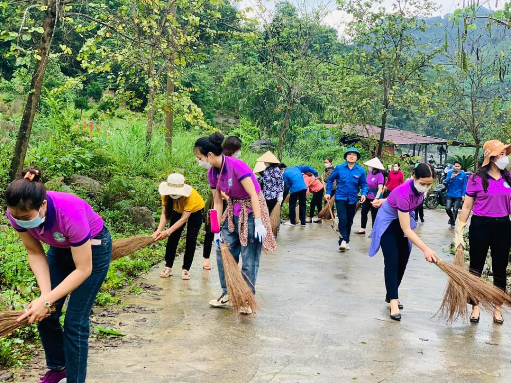 Cán bộ, hội viên phụ nữ xã Quảng An (huyện Đầm Hà) ra quân dọn dẹp vệ sinh môi trường.