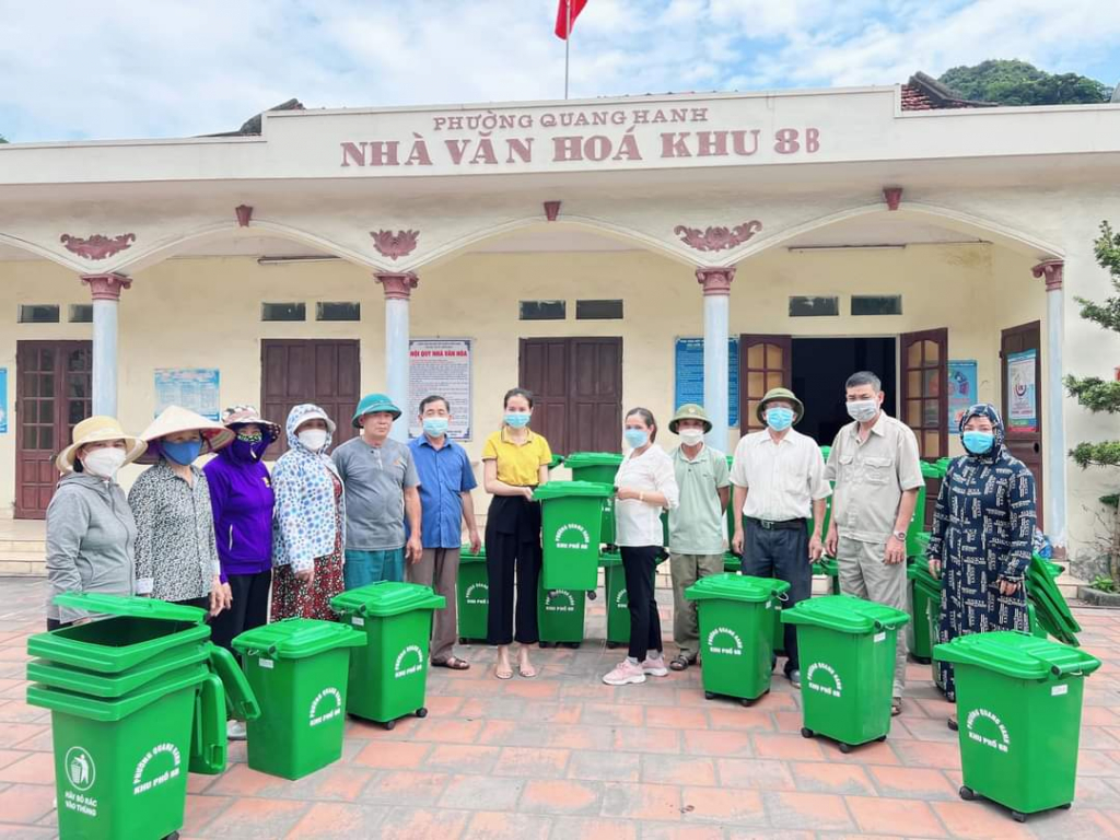Hội LHPN phường Quang Hanh (TP Cẩm Phả) lắp đặt 30 thùng rác tại khu phố 8B, phường Quang Hanh thực hiện cuộc vận động