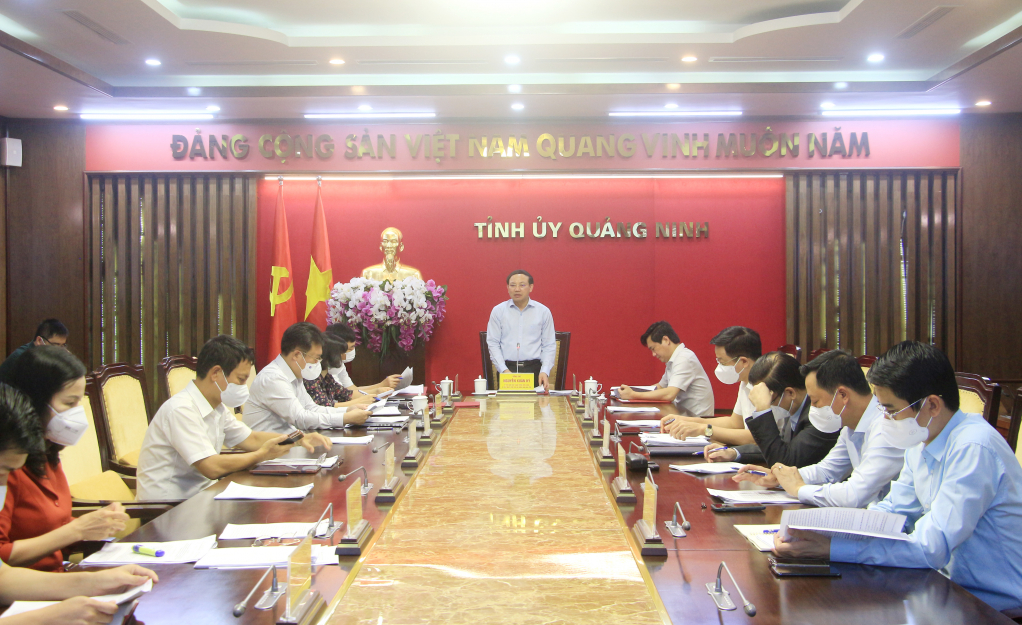 Đồng chí Nguyễn Xuân Ký, Ủy viên Trung ương Đảng, Bí thư Tỉnh ủy, Chủ tịch HĐND tỉnh, chủ trì cuộc họp.