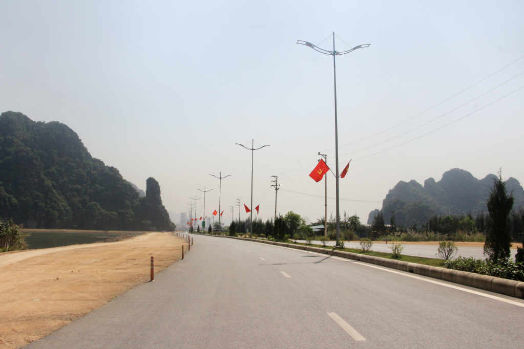Tuyến đường bao biển Hạ Long - Cẩm Phả vừa đưa vào sử dụng.