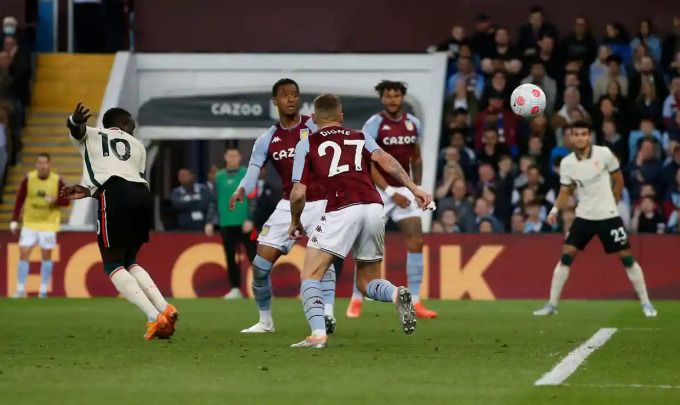 Sadio Mane đánh đầu ấn định tỷ số 2-1 cho Liverpool trên sân Villa Park ngày 10/5. Ảnh: Rex