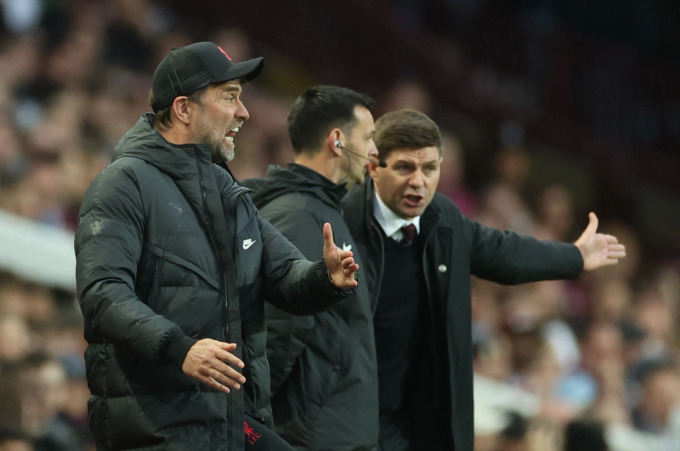 HLV Klopp chỉ đạo cầu thủ Liverpool trong trận đấu với Aston Villa của Steven Gerrard. Ảnh: Reuters