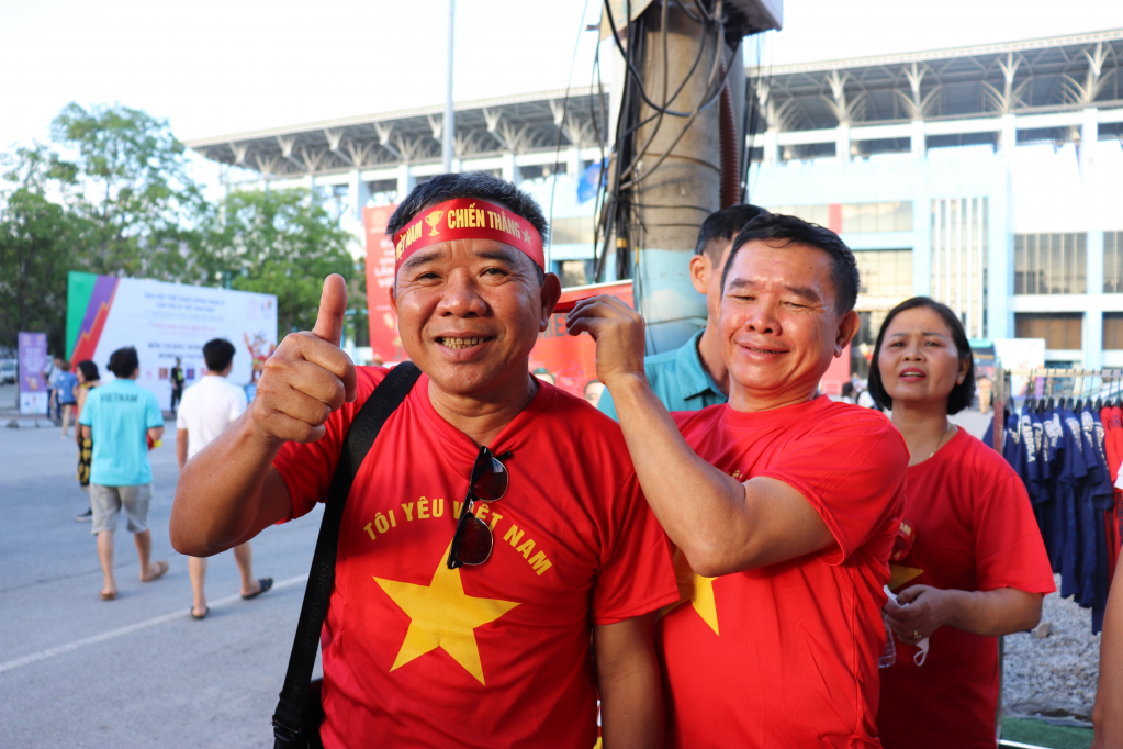 Cổ động viên đeo băng-rôn sẵn sàng cổ vũ cho Đội tuyển Việt Nam.