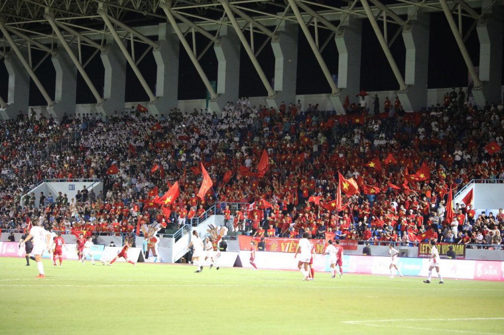 Hai đội đang thi đấu hết mình. 