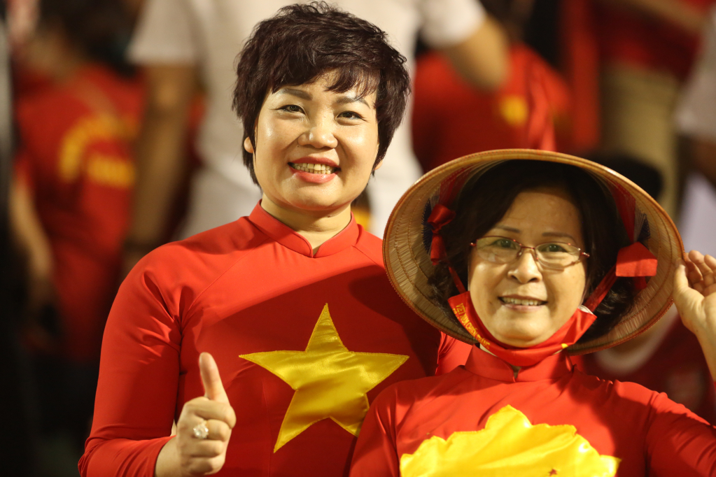 Cổ động viên đến sân với tà áo dài truyền thống rực rỡ.