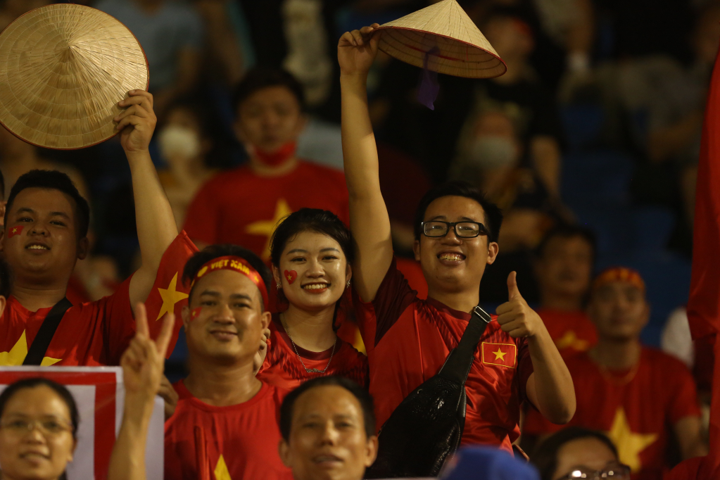 Nụ cười rạng rỡ của cổ động viên Việt Nam.