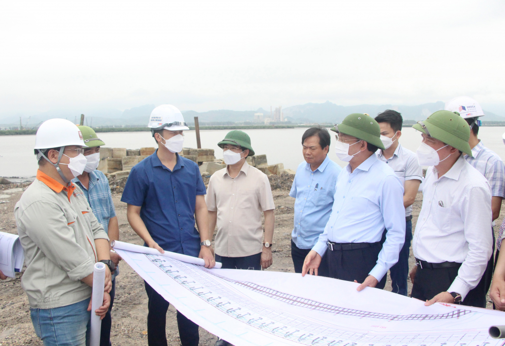 Đồng chí Nguyễn Xuân Ký, Bí thư Tỉnh ủy, Chủ tịch HĐND tỉnh, kiểm tra tiến độ thi công dự án cầu Cửa Lục 3.