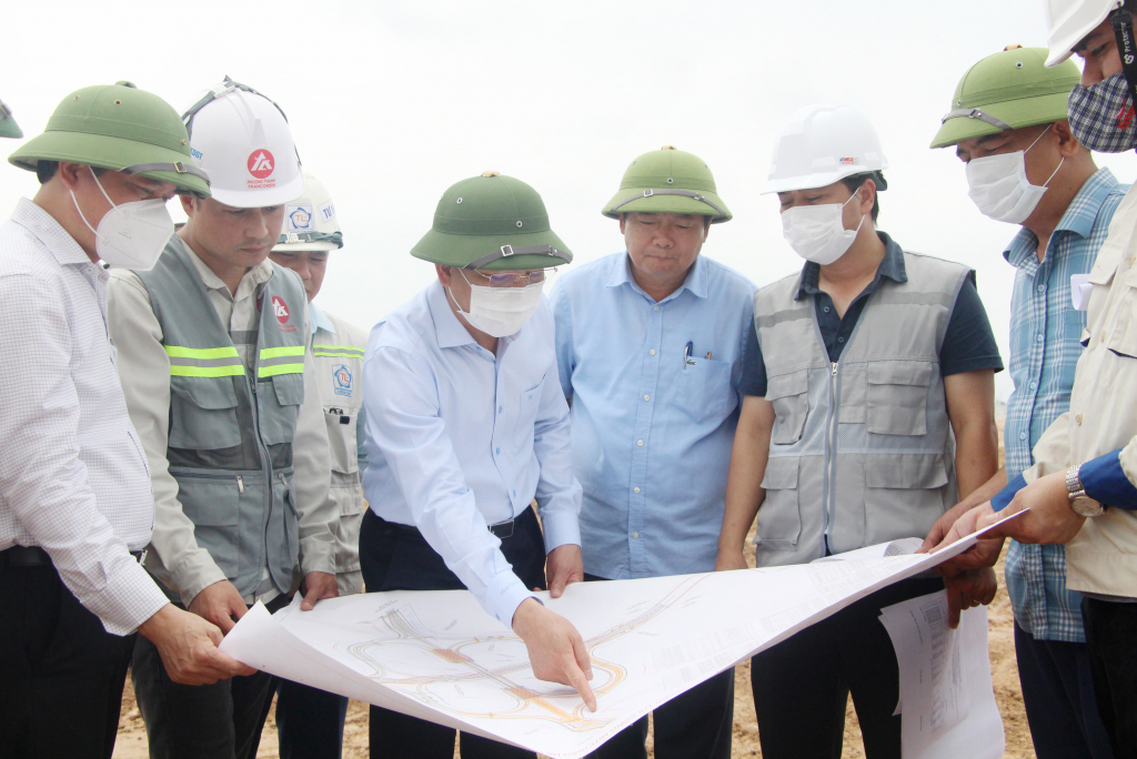 Đồng chí Bí thư Tỉnh ủy kiểm tra tiến độ thi công đường nối từ đường cao tốc Hạ Long-Hải Phòng đến đường tỉnh 338 (giai đoạn 1).
