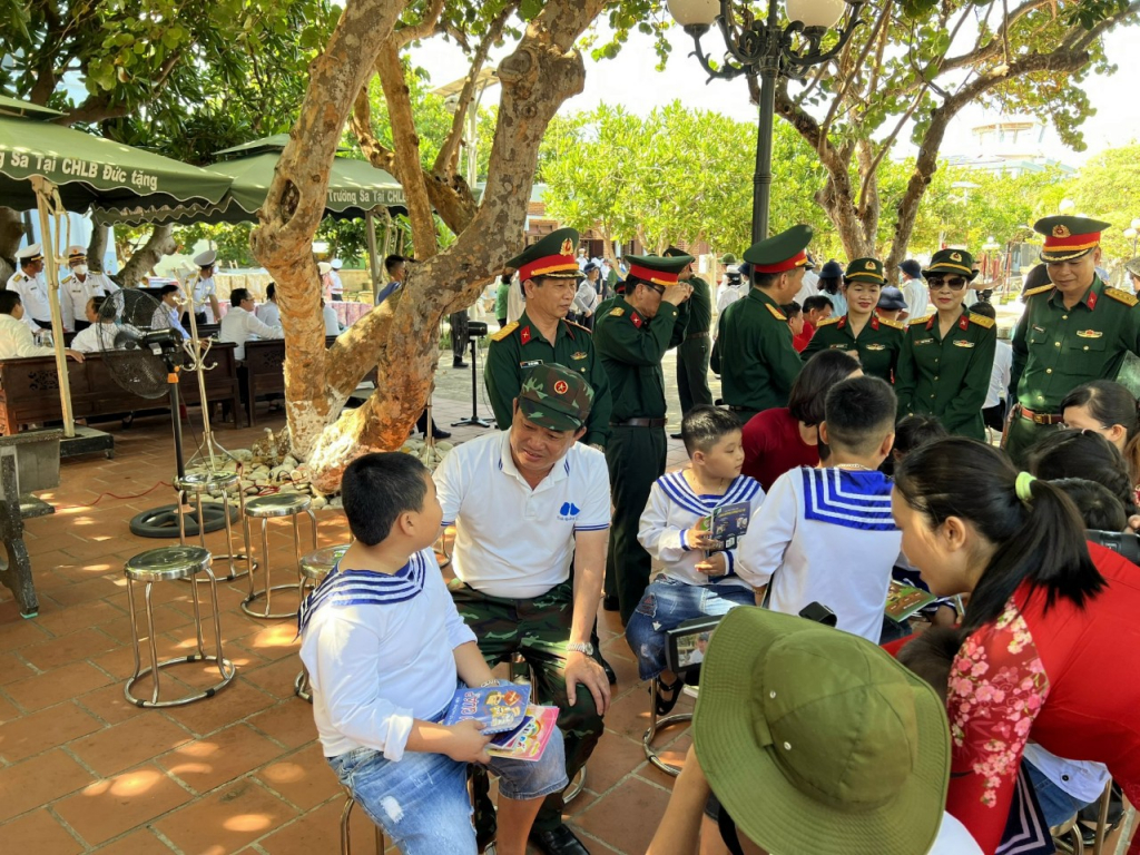 Đồng chí Ngô Hoàng Ngân,phó bí thư thường trực cùng đoàn công tác thăm tặng quà các cháu trên đảo Trường Sa.