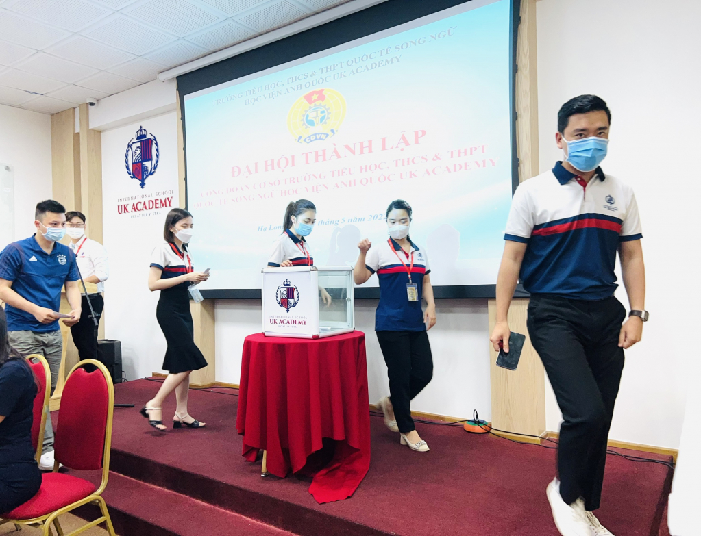 Giáo viên, người lao động bỏ phiếu bầu BCH Công đoàn cơ sở.