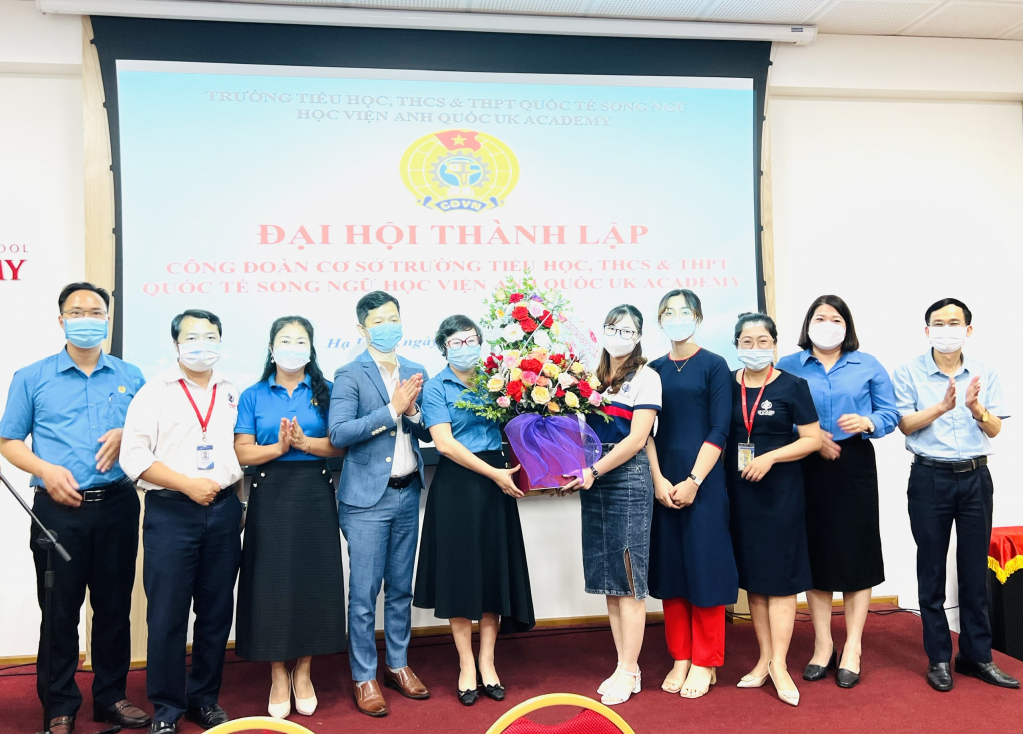 Lãnh đạo LĐLĐ tỉnh, Công đoàn ngành Giáo dục, nhà trường tặng hoa chúc mừng BCH công đoàn trường.