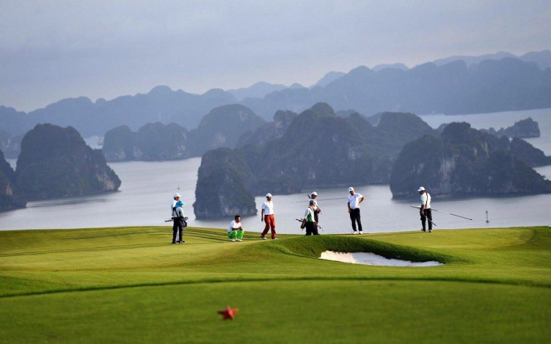 Các sân golf đạt chuẩn quốc tế là lợi thế để Quảng Ninh thu hút dòng khách từ các nước Đông Bắc Á như: Nhật Bản, Hàn Quốc...Các sân golf đạt chuẩn quốc tế là lợi thế để Quảng Ninh thu hút dòng khách từ các nước Đông Bắc Á như: Nhật Bản, Hàn Quốc... Trong ảnh: Du khách chơi golf tại sân của khách sạn FLC Hạ Long.