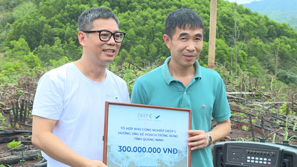 Ông Bùi Mạnh Tùng, Giám đốc phát triển Dự án KCN Bắc Tiền Phong và KCN Nam Tiền Phong trao tặng 300.000.000đồng cho huyện Tiên Yên.
