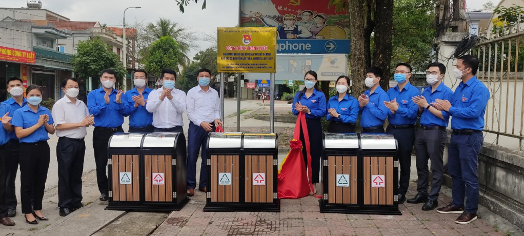 Đoàn Khối hỗ trợ 30 thùng rác gỗ đôi ngoài trời tại tuyến đường thanh niên tham gia xây dựng nông thôn mới nâng cao xã Quảng La, TP Hạ Long.