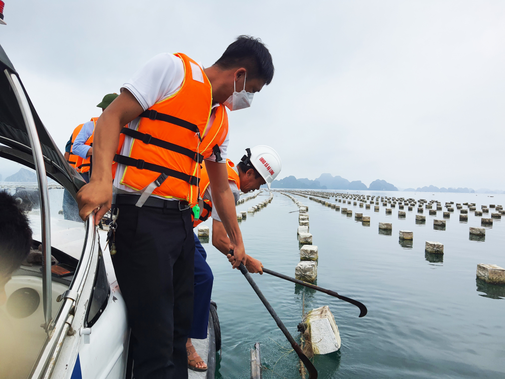 Lực lượng chức năng địa phương tăng cường rà soát, vận động và cưỡng chế các hộ NTTS chuyển đổi phao xốp sang phao nổi HDPE theo quy định.