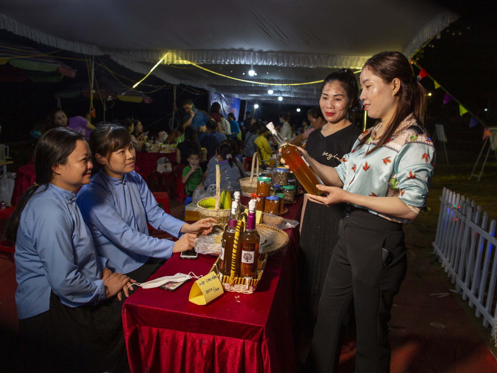 Du khách trải nghiệm chợ đem Pò Hèn.