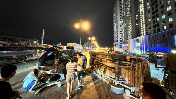 Tai nạn liên hoàn giữa 5 xe ô tô, đường vành đai 3 trên cao tắc cứng 1