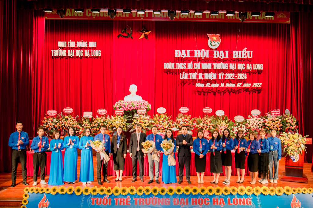 Ban Chấp hành khóa mới ra mắt tại Đại hội đại biểu Đoàn TNCS Hồ Chí Minh trường Đại học Hạ Long lần thứ IV, nhiệm kỳ 2022 - 2024.