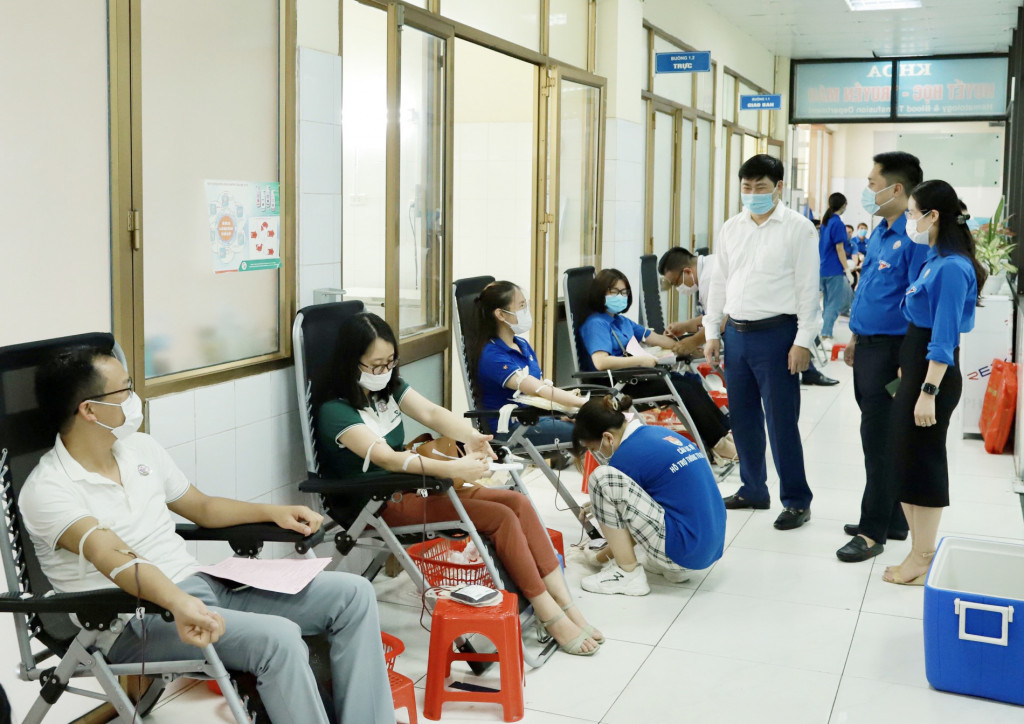 Hơn 200 đoàn viên, thanh niên tham gia chương trình HMTN “Những giọt máu hồng - Đẩy lùi Covid-19” do Đoàn Khối tổ chức ngày 29/5/2021.