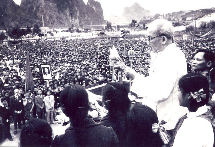 Lần thứ hai Bác Hồ về thăm Quảng Ninh vào ngày 4/10/1957. Nhân dân TX Hòn Gai (nay là TP Hạ Long) họp mít tinh mừng đón Bác. Ảnh tư liệu
