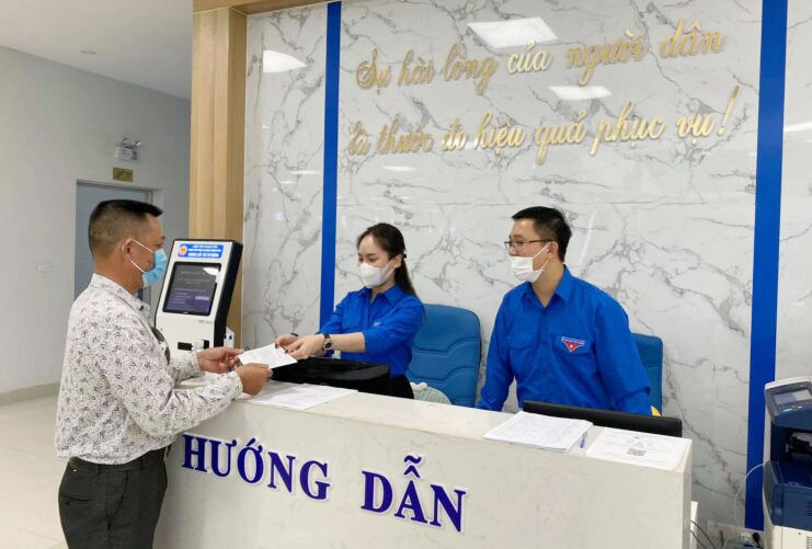 ĐVTN Đoàn Khối hướng dẫn, hỗ trợ người dân thực hiện thủ tục hành chính mức độ 3, 4 tại Trung tâm Phục vụ hành chính công tỉnh.