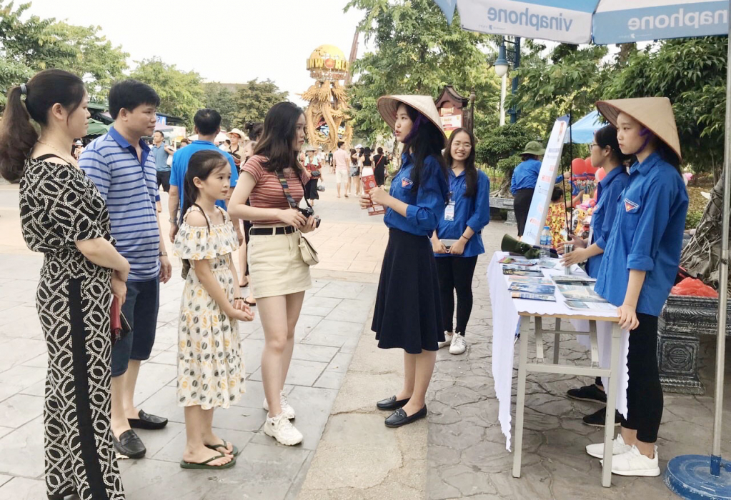Tình nguyện viên CLB hỗ trợ thông tin du lịch của Đoàn khối các cơ quan tỉnh trao đổi thông tin cho du khách năm 2019.