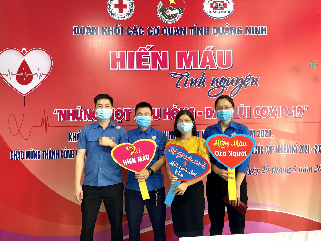 Các đoàn viên, thanh niên chia sẻ các thông điệp hiến máu ý nghĩa.