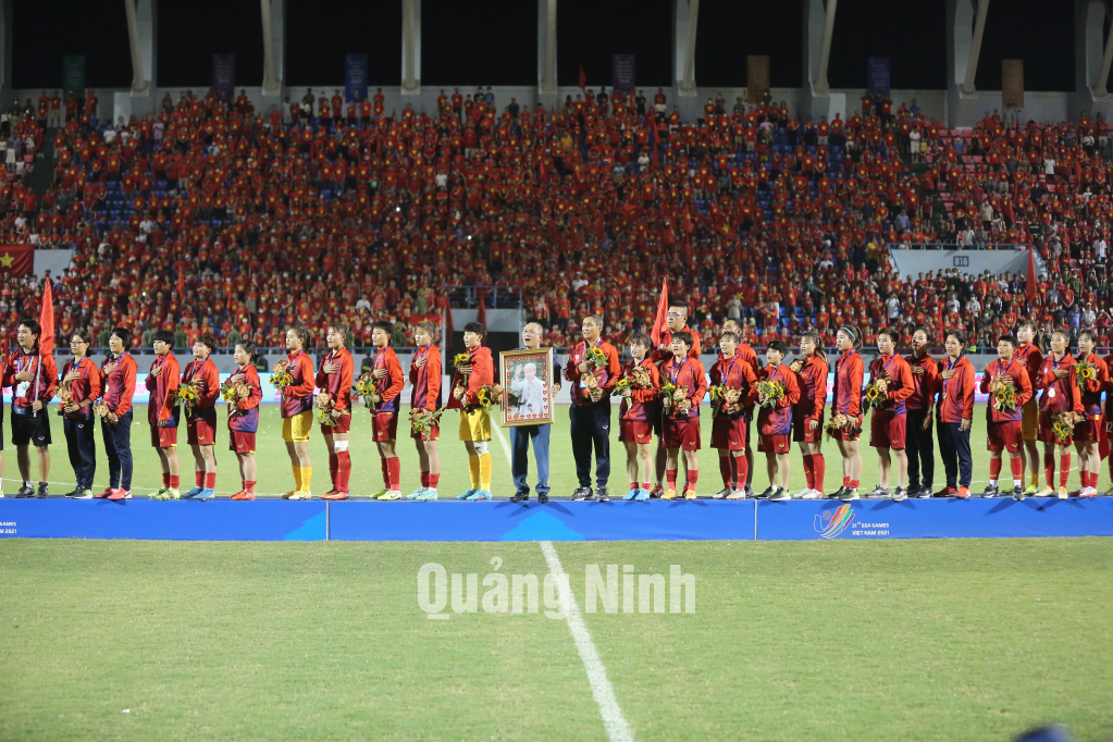 Đội tuyển Việt Nam bước lên bục vinh quang tại SEA Games 31