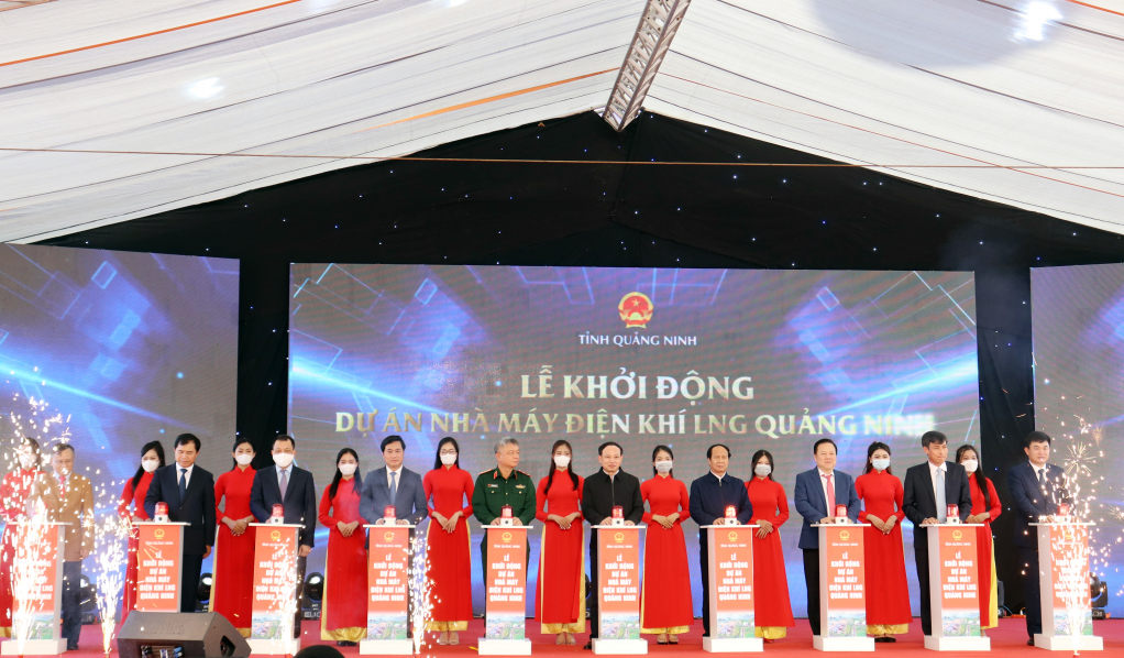 Các đồng chí lãnh đạo Trung ương, tỉnh Quảng Ninh và chủ đầu tư dự án bấm nút khởi động Dự án Nhà máy Điện khí LNG Quảng Ninh tại phường Cẩm Thịnh, TP Cẩm Phả. Ảnh: Trúc Linh