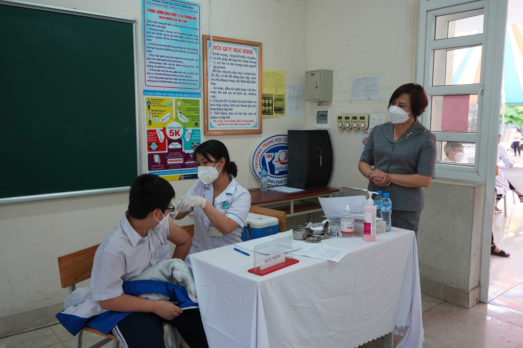 Đồng chí Nguyễn Thị Kim Phượng, Phó Bí thư TT Thành uỷ kiểm tra công tác tiêm chủng tại điểm tiêm trường THCS Trọng Điểm