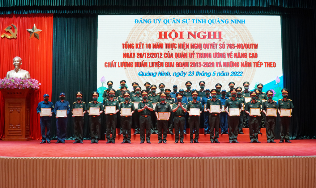 Các tập thể, các nhân tiêu biểu nhận khen thưởng tại hội nghị.