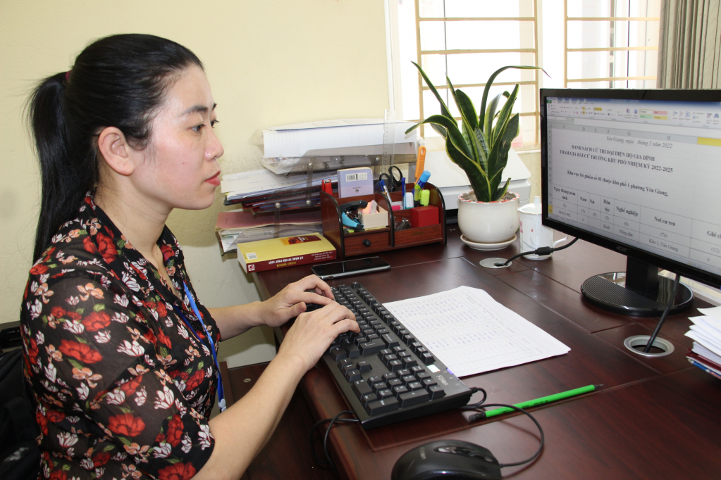 Thư ký Tổ bầu cử các thôn, khu phố lập danh sách cử tri theo quy định.