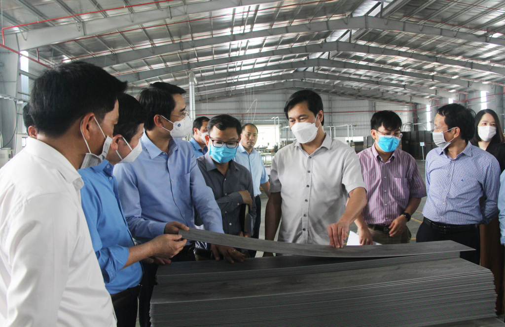 Đồng chí Nguyễn Tường Văn, Chủ tịch UBND tỉnh kiểm tra nắm bắt tình hình hoạt động sản kinh doanh của các doanh nghiệp tại Cụm CN Nam Sơn (Ba Chẽ)