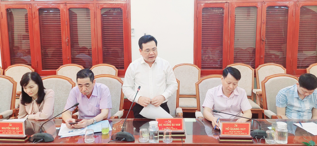 Đồng chí Hoàng Bá Nam, Bí thư Thành ủy Móng Cái phát biểu tại lễ ký kết.