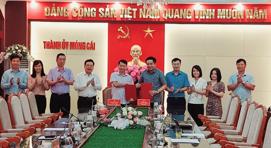 Lãnh đạo Trung tâm Truyền thông tỉnh Quảng Ninh và lãnh đạo UBND TP Móng Cái ký kết chương trình phối hợp truyền thông năm 2022.