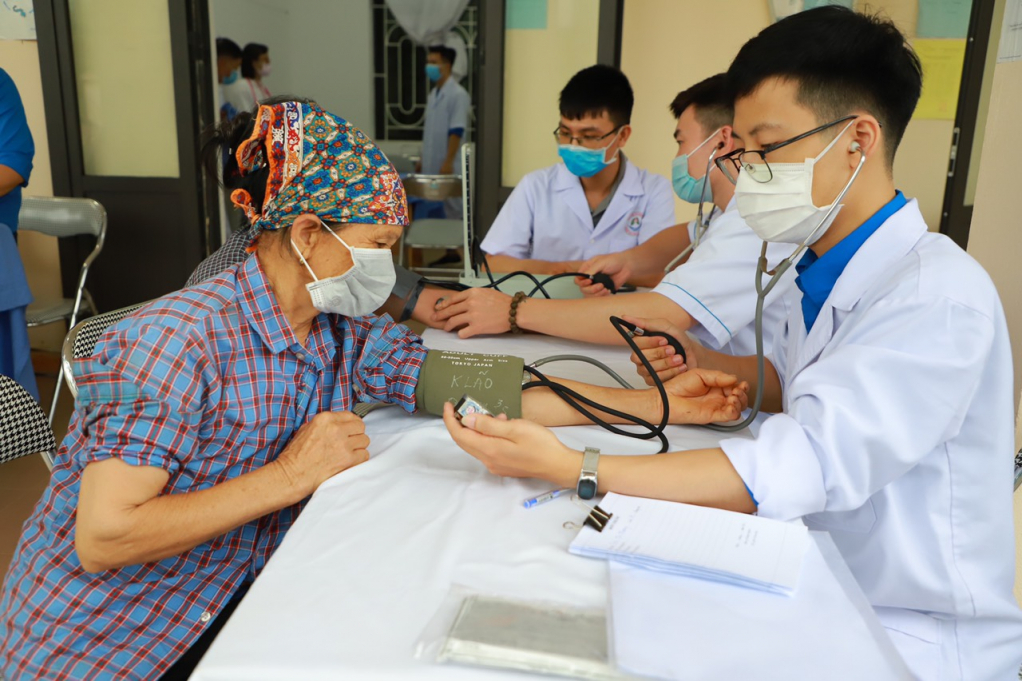 Đoàn Thanh niên Sở Y tế tổ chức chương trình khám, tư vấn sức khỏe và phát thuốc tình nguyện tại huyện Bình Liêu.