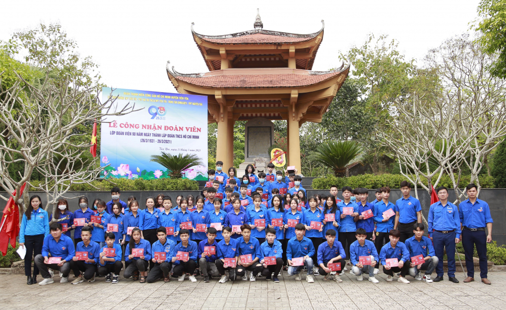 Huyện Tiên Yên tổ chức kết nạp đoàn viên tại nơi Bác Hồ dừng chân, thôn Xóm Nương, xã Tiên Lãng, nhân kỷ niệm 91 năm ngày thành lập ĐTNCS Hồ Chí Minh.