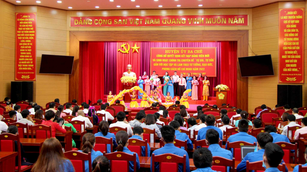 Hội nghị sinh hoạt chính trị chuyên đề “Tự soi, tự sửa” gắn với học tập và làm theo tư tưởng, đạo đức, phong cách Hồ Chí Minh. Ảnh: Bình Minh (CTV)