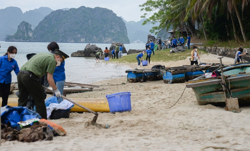 Đoàn Thanh niên Ban Quản lý vịnh Hạ Long, Phòng An ninh chính trị nội bộ, Công an tỉnh Quảng Ninh và đoàn thanh niên Cơ quan thường trú khu vực Đông bắc Đài Tiếng nói Việt Nam tổ chức chương trình ra quân vệ sinh môi trường tại khu vực đảo Lờm Bò trên vịnh Hạ Long. 