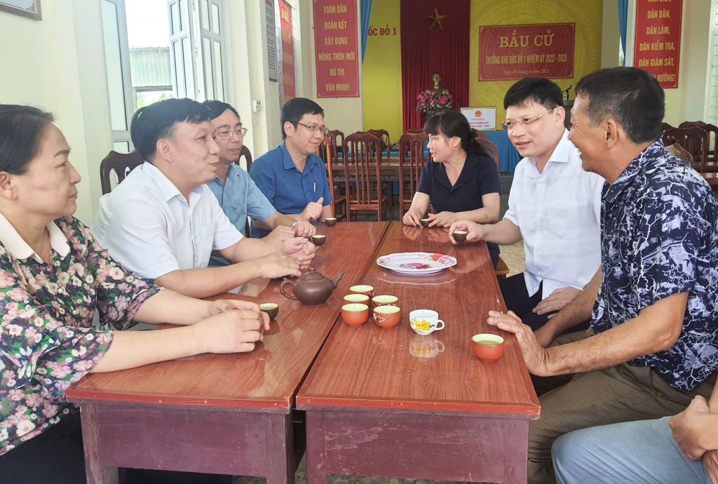Lãnh đạo TP Uông Bí trao đổi với Tổ công tác bầu cử trưởng khu Dốc Đỏ 2, phường Phương Đông về quy trình bầu cử.