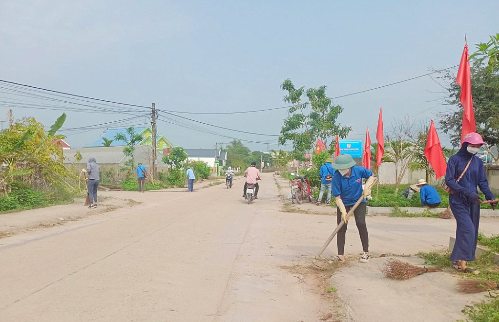 ĐVTN huyện Đầm Hà gắn phong trào Ngày chủ nhật xanh với việc chỉnh trang môi trường, trang trí khánh tiết chuẩn bị cho ngày bầu cử