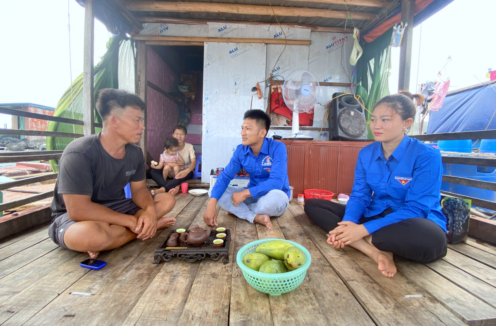 Lực lượng ĐVTN huyện Cô Tô tuyên truyền cho các ngư dân đang đánh bắt tại khu vực ngư trường Cô Tô về ngày bầu cử trưởng thôn, khu