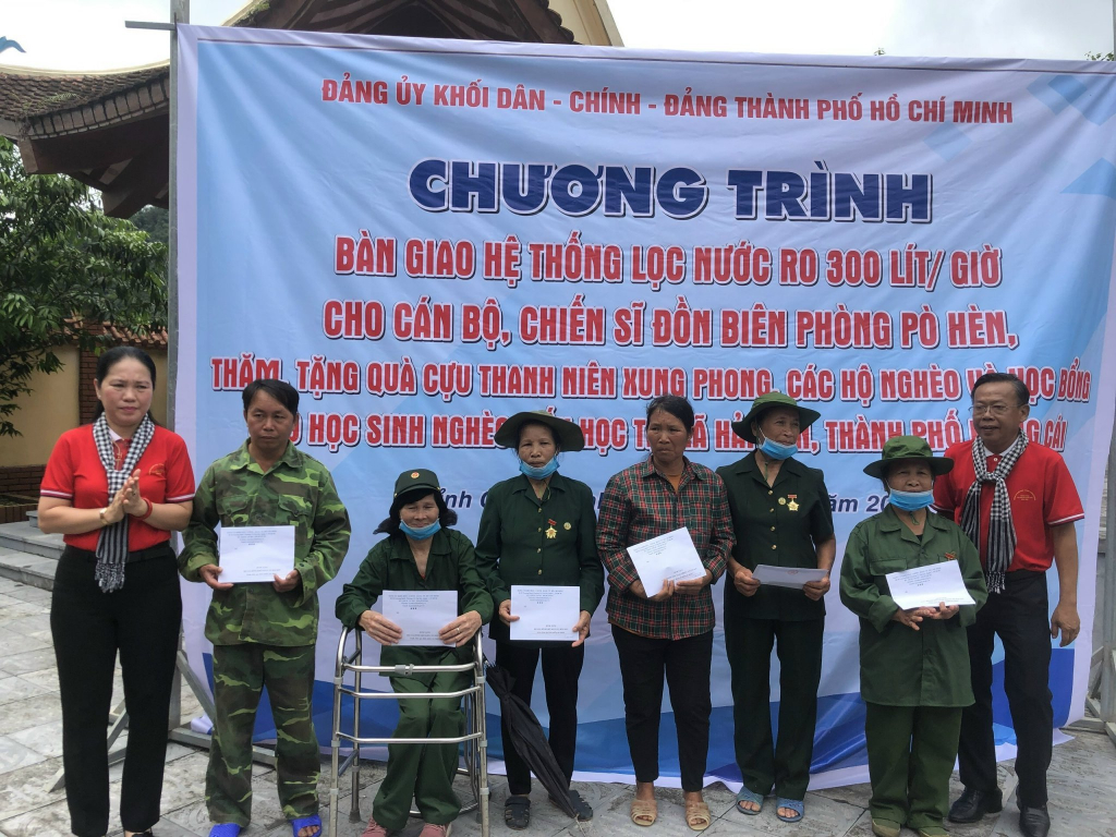 Tặng quà cho cựu Thanh niên xung phong