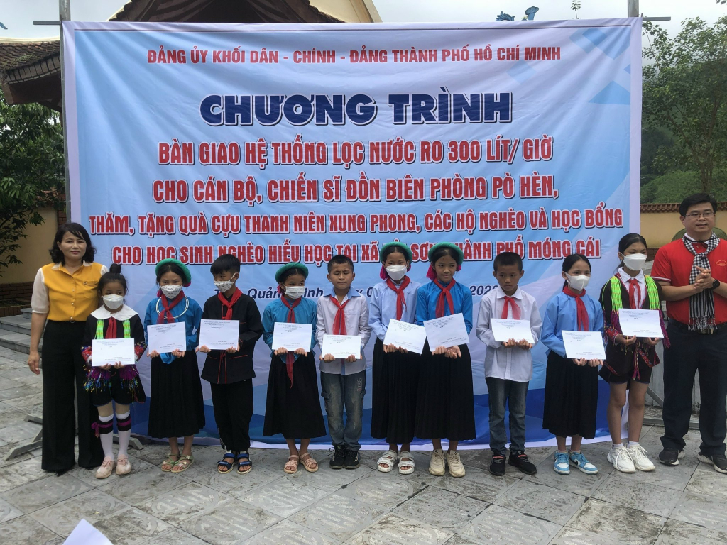 ...và tặng quà cho học sinh nghèo hiếu học xã Hải Sơn