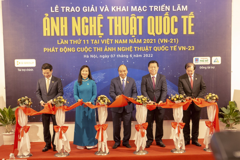 Chủ tịch nước Nguyễn Xuân Phúc và đại biểu cắt băng khai mạc triển lãm.