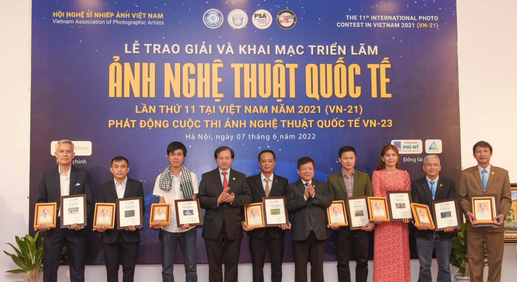 Tác giả Nguyễn Long Giang ngoài cùng bên trái nhận giải khuyến khích.