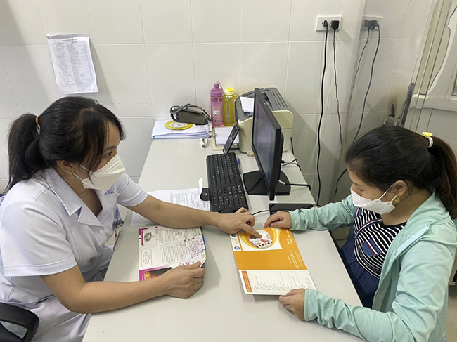 Tư vấn về sàng lọc trước sinh và sơ sinh cho phụ nữ mang thai tại Trung tâm Y tế huyện Đầm Hà.