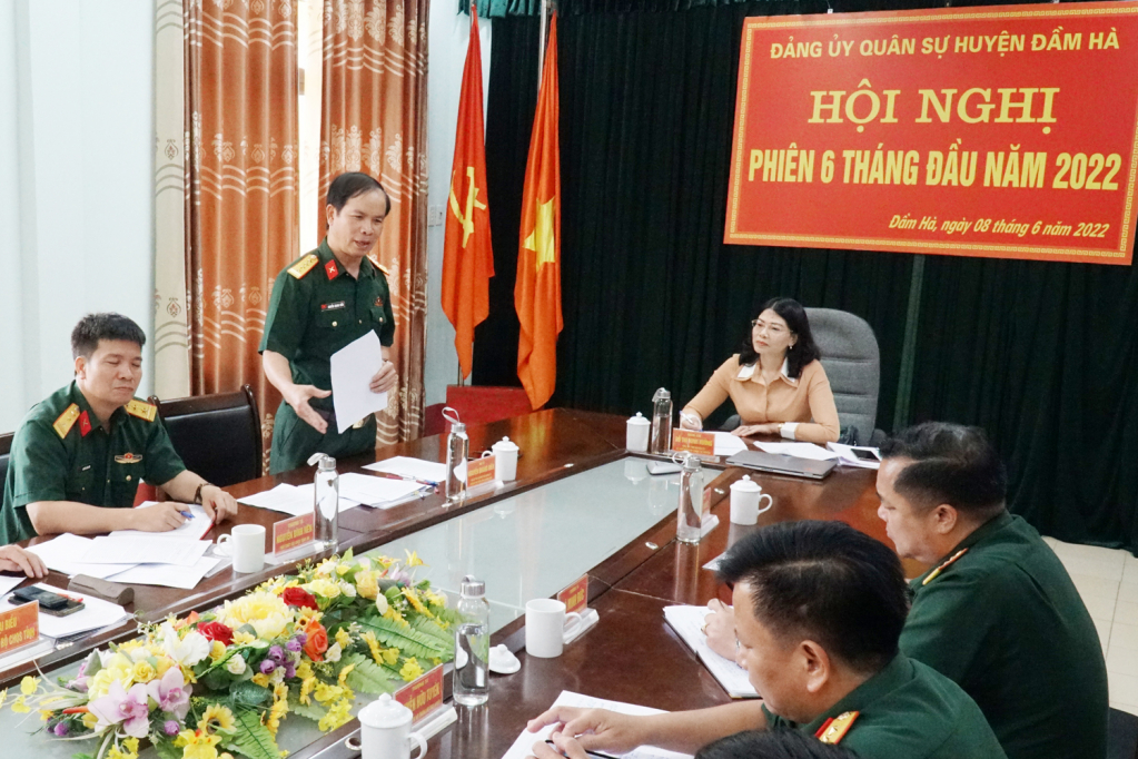 Đại tá Nguyễn Quang Hiến, Phó Bí thư thường trực Đảng ủy, Chính ủy Bộ CHQS tỉnh Quảng Ninh, phát biểu tại Hội nghị Đảng ủy Quân sự huyện Đầm Hà.